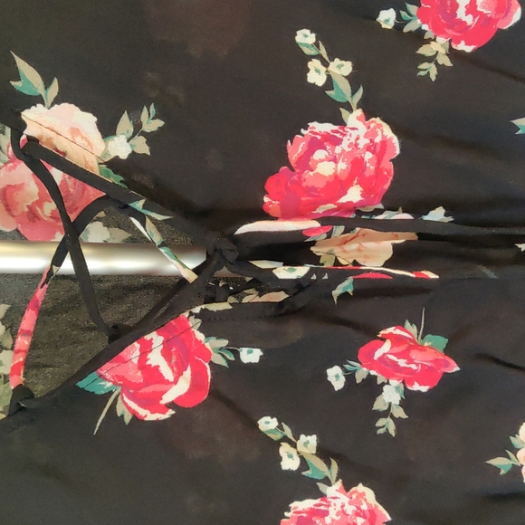 Black blouse with roses - Picture 6 of 8